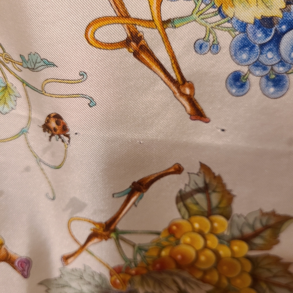 Dead stock Gucci scarf vintage butterfly grapes bees - Picture 12 of 12